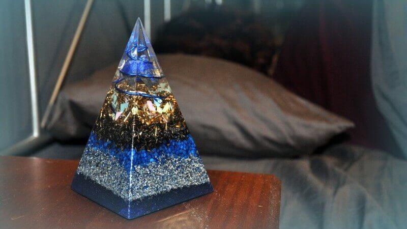 orgonita en mesita de noche