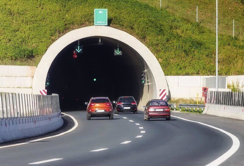 coches entrando en un tunel. es para el gps como una jaula Faraday.
